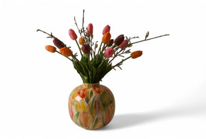 Bolvormige metaalvaas met bloemenprint van tulpen en een boeket kunsttulpen - WinQ