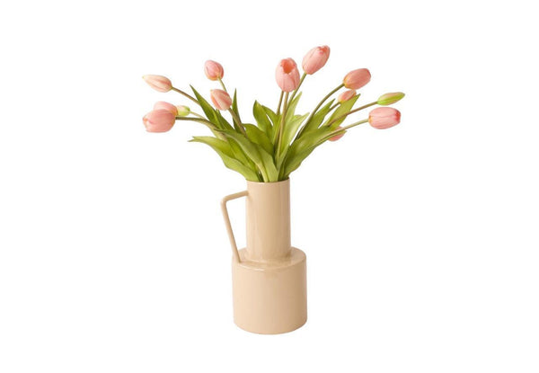 15 kunsttulpen met groen blad gefotografeerd op een ecru kleurige metalen vaas - WinQ