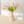 roze kunsttulpen op een licht houten tafel in een metalen vaas gefotografeerd op een lichte tafel - WinQ