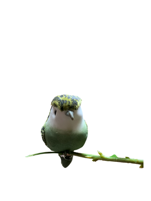 Groene kunstvogel met gele accenten op tak, decoratie voor interieur