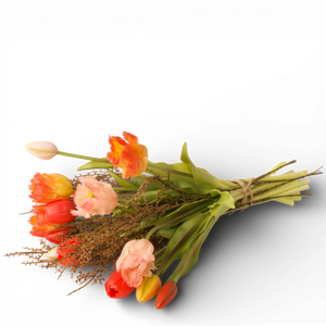Liggend unstboeket tulpen en pioentulpen in zalm rood en oranje compleet met bremtakken  - WinQ