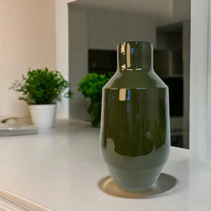 Hoge metalen vaas voor een boeket kunstbloemen in groen 19x34cm op een lichte tafel - WinQ