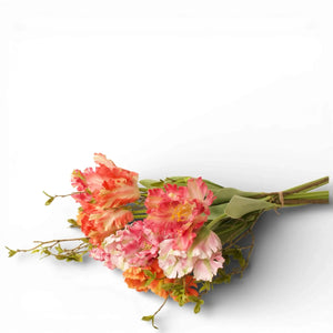 Kleurrijk kunstbloemenboeket met roze en oranje papagaaitulpen op een witte achtergrond, WinQ