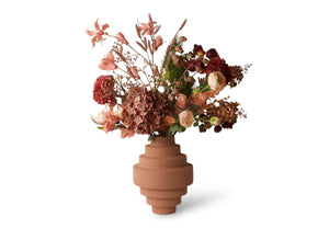 Zijden kunstbloemen op een vaas in de kleuren oud roze met diverse bloemen waaronder pluimhortensia Sering en Physalis