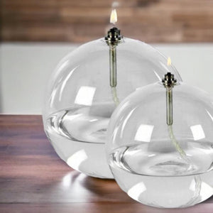 2 bolvormige olielampen 10 en 12cm op een houten tafel - WinQ