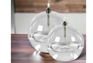 2 bolvormige olielampen 10 en 12cm op een houten tafel - WinQ