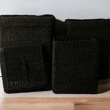 Opbergmand Abaca Vierkant in 3 maten  op een lichte houten vloer met een witte wand