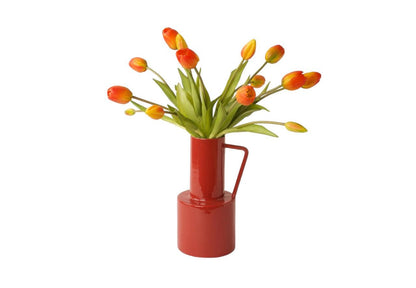 Productfoto van oranje kunsttulpen met groen blad op een oranje vaas