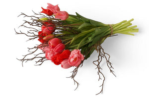 liggend gepresenteerd kunstboeket parkiettulpen en tulpen in rood en pink gebonden met twijgen  - WinQ
