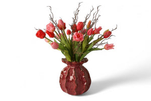 boeket parkiet kunsttulpen en tulpen in rood en pink gebonden met twijgen in een rode keramieken  - WinQ