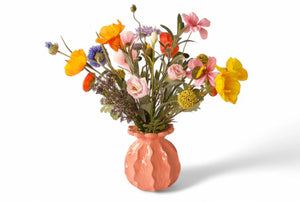 plukboeket in multicolor met roze en geel op een zacht roze vaas met een hoogte van 60cm - WinQ