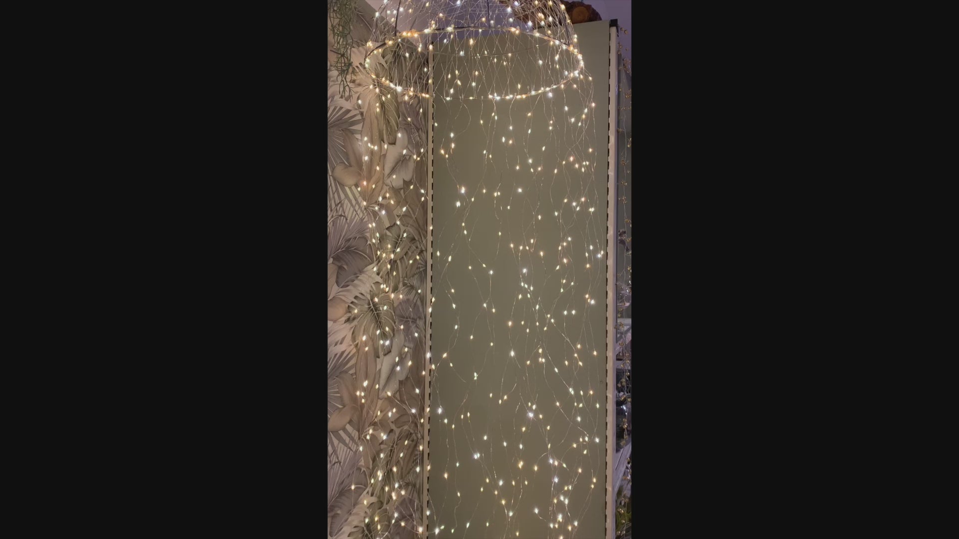 Filmpje van de kerstkroonluchter zoals deze brandend er uitziet