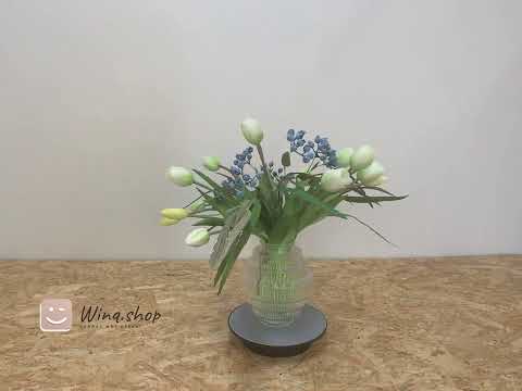 video van KunstBoeket van tulpen met Blauwe Bessen en Banksia Blad 