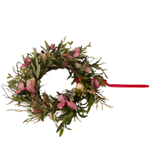 Voorjaarskrans met kunstbloemen eucalyptus en groene bladeren en rode lint voor interieurdecoratie - WInQ