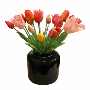 productfoto van een zwarte metalen hoogglans vaas met een boeket tulpen in de kleuren oranje roze en fuchsia - WinQ