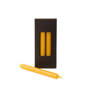 Doosje kandelaarkaarsen 4 stuks in de kleur oker met los exemplaar  in de maat 2,1x20cm