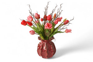 kunstboeket parkiettulpen en tulpen in rood en pink gebonden met twijgen in een rode keramieken  - WinQ