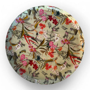 Royale schaal van metaal met een diameter van 40cm met groene basis en vrolijke bloemprint in rood en roze tinten - WinQ