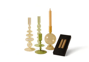 Set van 4 glaskandelaren in een groen en geel combinatie met een zwart doosje met kandelaar kaarsen