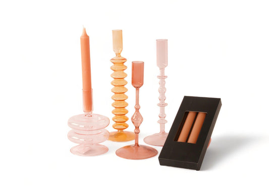 SET VAN 4 GLASKANDELAREN IN DIVERSE MATEN en kleuren in een combinatie van roze en oranje met een doosje kandelaren