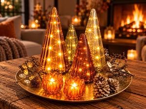 Sfeerfoto van schaal met glazendennenbomen en waxinehouders met openhaard en kerstsfeer - WInQ