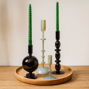 4 kandelaren van glas in zilver en off white op een houten plateau - WinQ