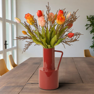 Sfeerfoto kunstboeket tulpen en pioentulpen in zalm rood en oranje compleet met bremtakken op een metalen vaas in rood - WinQ