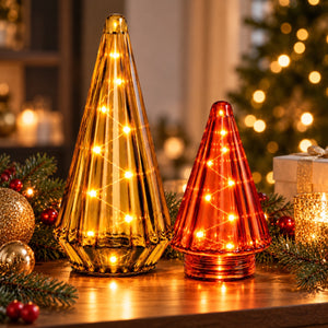 2 Glazen kerstbomen in 2 maten in de kleuren light pink en rood met brandende lampjes op batterijen op en sidetable - winq