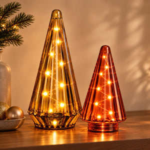 2 Glazen kerstbomen in 2 maten in de kleuren light pink en rood met brandende lampjes op en sidetable - winq