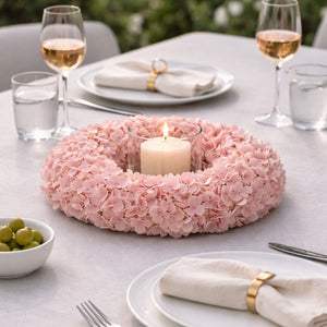 krans voor op tafel met roze hortensia op een tafel met een windlicht met een kaars - WinQ