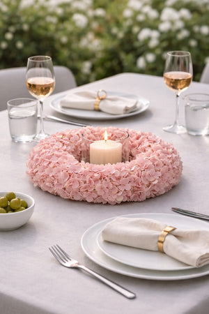 krans voor op tafel met roze hortensia op een tafel met een windlicht met een kaars - WinQ