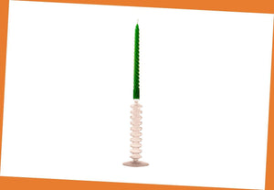 Glaskandelaar van 29,5 cm uitgevoerd in helder glas  met een groene dinerkaars