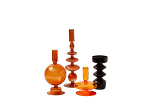 Kandelaar glas 5,5x7x15,5cm zwart met een stompkaars en 3 kandelaren met ronde vormen  in oranje tinten
