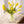 15 gele kunst tulpen op een glasvaas op een houten tafel