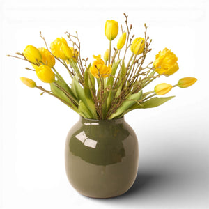 Metalen groene vaas met een vol boeket tulpen en parkiettul[pen met Tillia takken - WinQ