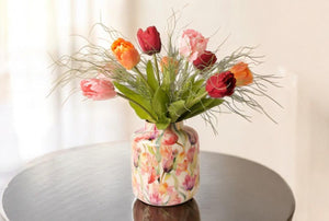 Tulpen in rood, oranje en roze in een gebloemde vaas op een hoogglans tafel-WinQ