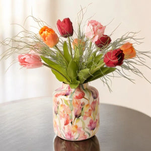 Tulpen in rood, oranje en roze in een gebloemde vaas op een hoogglans tafel-WinQ