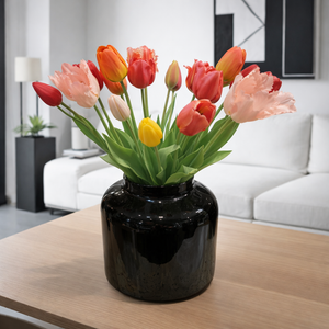 een zwarte metalen hoogglans vaas met een boeket tulpen in de kleuren oranje roze en fuchsia - WinQ
