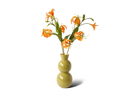 Metalen vaas in groen met 3 takken gloriossa oranje - WinQ