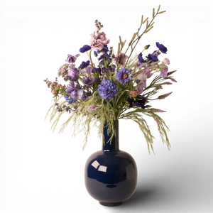 Kunstbloemen boeket voor binnen in de kleuren blauw en paars met annemoon tulp, delphinium op blauwe vaas - WinQ