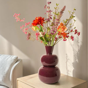vaas metaal Serana purple grote vaas 45cm hoog met boeket voorjaarsbloemen in oranje en roze kleuren - WinQ