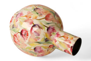 liggend gefotografeerde grote vaas van metaal met een tulpen print in multicolor met een hoogte van 30cm en een diameter onder van 23cm en boven 8cm - WinQ