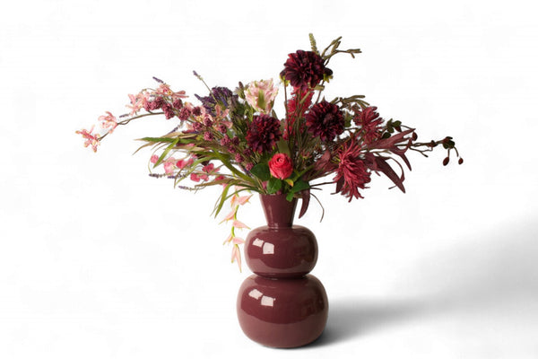 kunstboeket van kunstbloemen in blauw lila en roze  op een rode metalen vaas - Winq