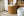 Wasmand Abaca Handvat Beige 33x29cm met opgerolde witte handdoeken in een bedkamer