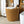 Wasmand Abaca Handvat Beige 33x29cm met opgerolde witte handdoeken in een bedkamer