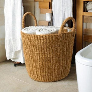 Wasmand Abaca Handvat Beige 33x29cm met opgerolde witte handdoeken in een bedkamer