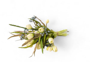 kunstboeket met 15 witte tulpen en zwarte bes liggend gefotografeerd - WinQ