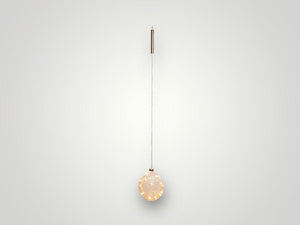 Organic Glass Ball Kerstverlichting in 15cm in de kleur champagne met led-verlichting op batterij brandend gefotografeerd