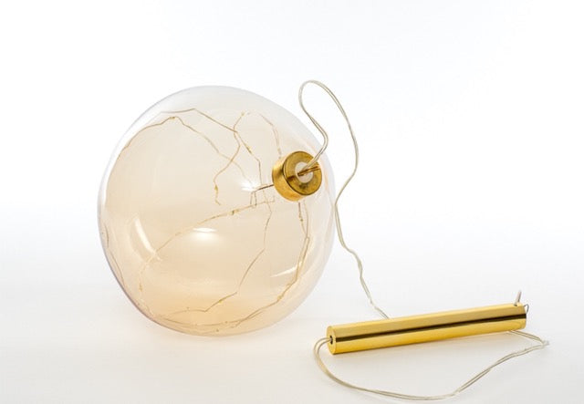 Detailfoto van Organic Glass Ball kerstverlichting in 15cm in de kleur champagne met led-verlichting op batterij