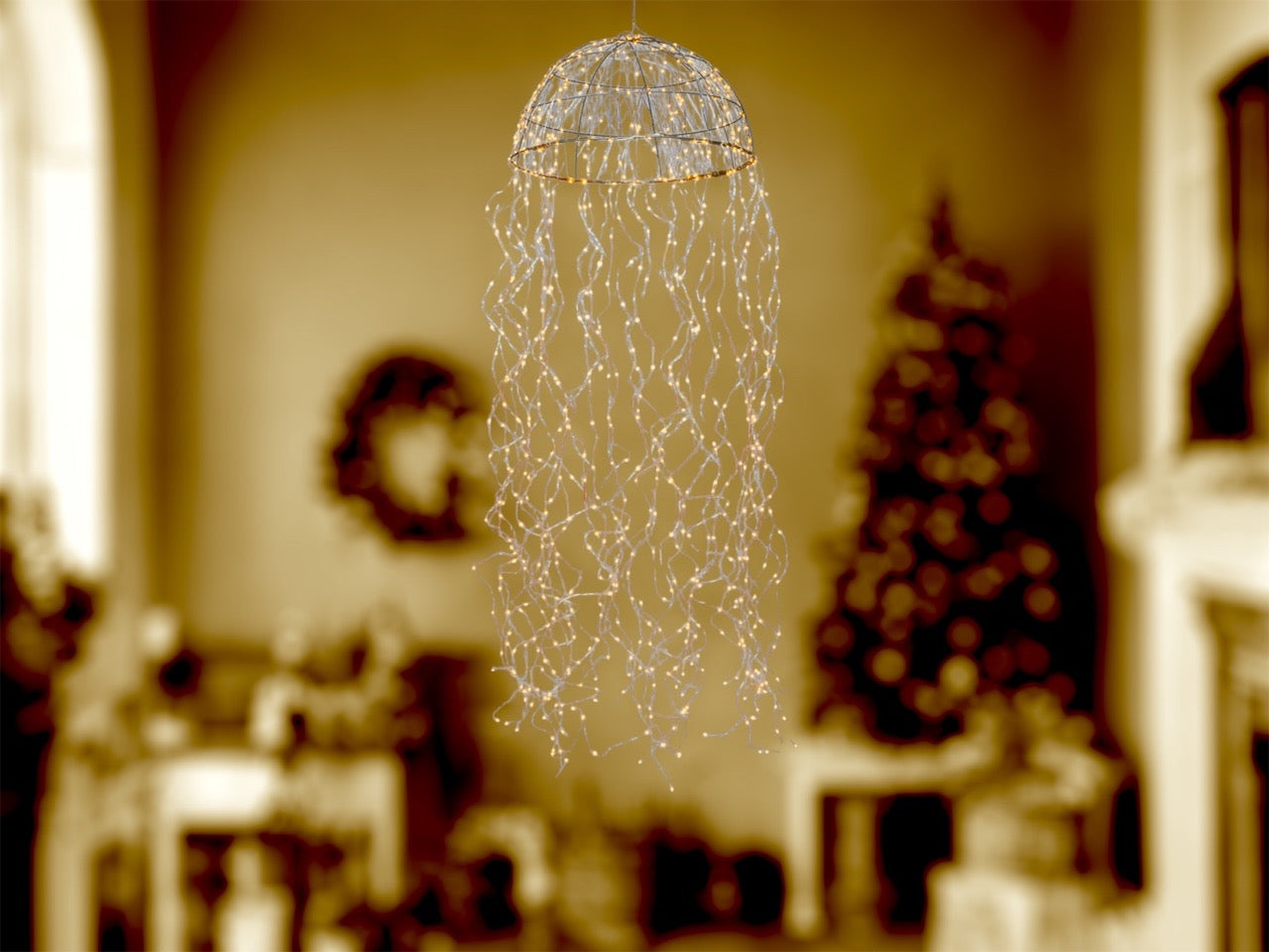 kroonluchter of kwallamp hangend met 720 ledlampjes aan metaaldraadjes  en een lengte van 160cm en diameter van 45cm  gepresenteerd in een kerstsfeer